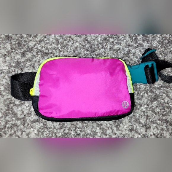 Lululemon Everywhere Belt Bag, Highlight Purple / Vapor / Intense Teal. - Picture 11 of 16